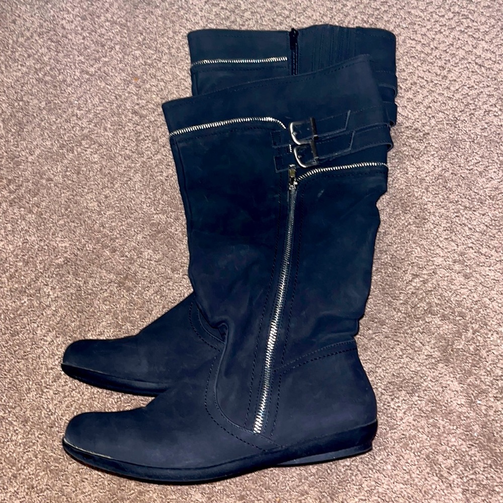 Worn once 9W.  Calf measurement from top inseam measures 18.5 inches around.